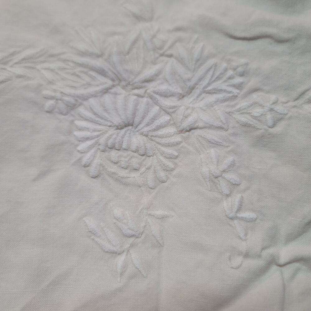 Oval linen Ivory vintage Tablecloth finish scallop edge Floral Raised Embroidery